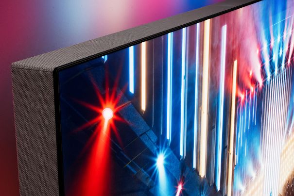 Der 65OLED959 verfügt über einen recht tiefen Rahmen. Darin sind diverse Lautsprecher integriert, so auch zwei dedizierte Treiber für Dolby Atmos.