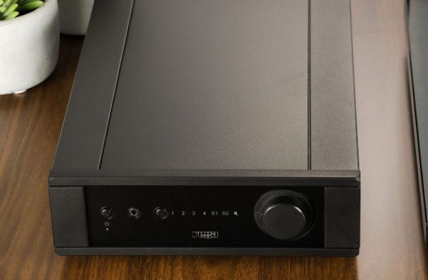 Immersiv: Der neue Rega Brio zeigt optisch und klanglich eine sehr harmonische Vorstellung. So macht Musikhören Spass.