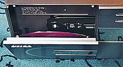 Der DVD-Receiver von Sharp spielt Discs in vertikaler Lage ab.