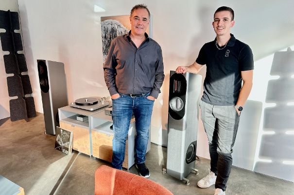 Yvo und Sacha Aebischer mit dem neuen Refyn-Lautsprecher.