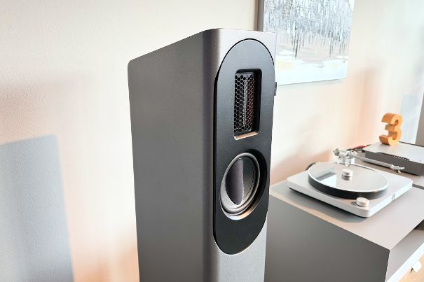 Nach hinten abfallende Deckplatte, Hochmitteltöner LMT.2 und Mittelbass.