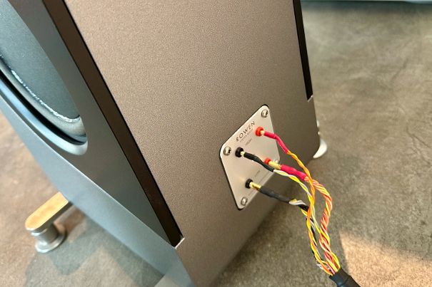 Das Anschlusspanel der Refyn. Für die «Aktivierung» mit einer externen Aktivweiche und einer zweiten Endstufe werden intern die passiven Weichenteile der Refyn an zwei Punkten gebrückt.