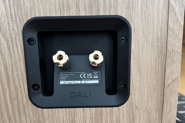 Das leicht abgeschrägte Anschlussterminal erleichtert die Montage von Kabelschuhen spürbar.