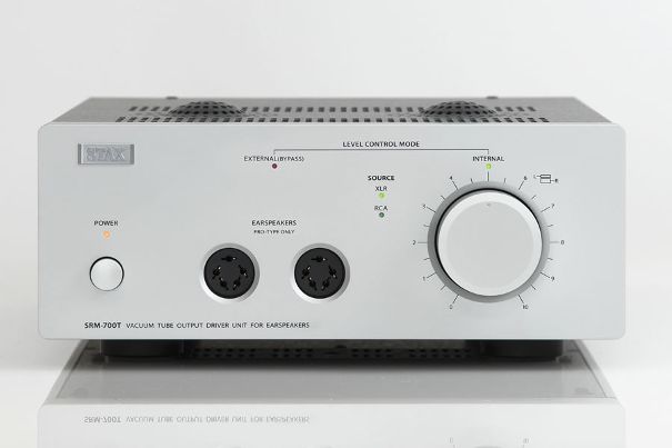 Der SRM-700T ist ein Hybrid-Elektrostat-Verstärker mit 6SN7-Röhren im Ausgangsstage in OTL-Schaltung und rauscharmen FETs im Eingangsstage. Neben dem Audiosignal liefert er die 580 Volt Vorspannung für die Membran des SR007S.