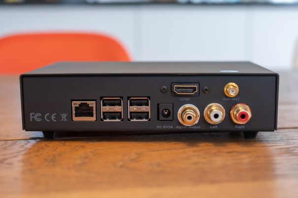 Von links: Ethernet-Anschluss; 4 USB-Ports für einen externen DAC und USB-Speichermedien; HDMI-Anschluss, aber nur für einen externen Monitor(!); SPDIF-Ausgang und Analogausgänge; Anschluss für die WiFi-Antenne, falls benötigt.